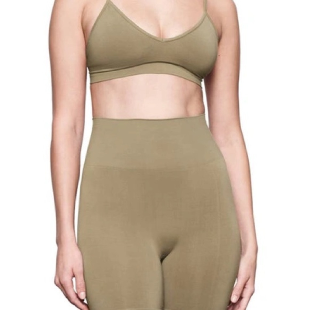 SKIMS Soft Smoothing Shorts NWT